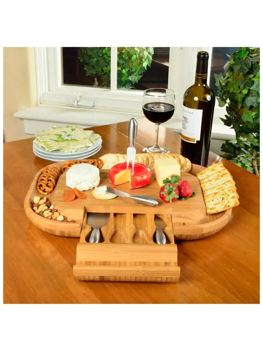 Бамбуковая сырная доска Malvern Deluxe с бортиками для крекеров и 4 инструментами Picnic At Ascot — изображение 4 из 4