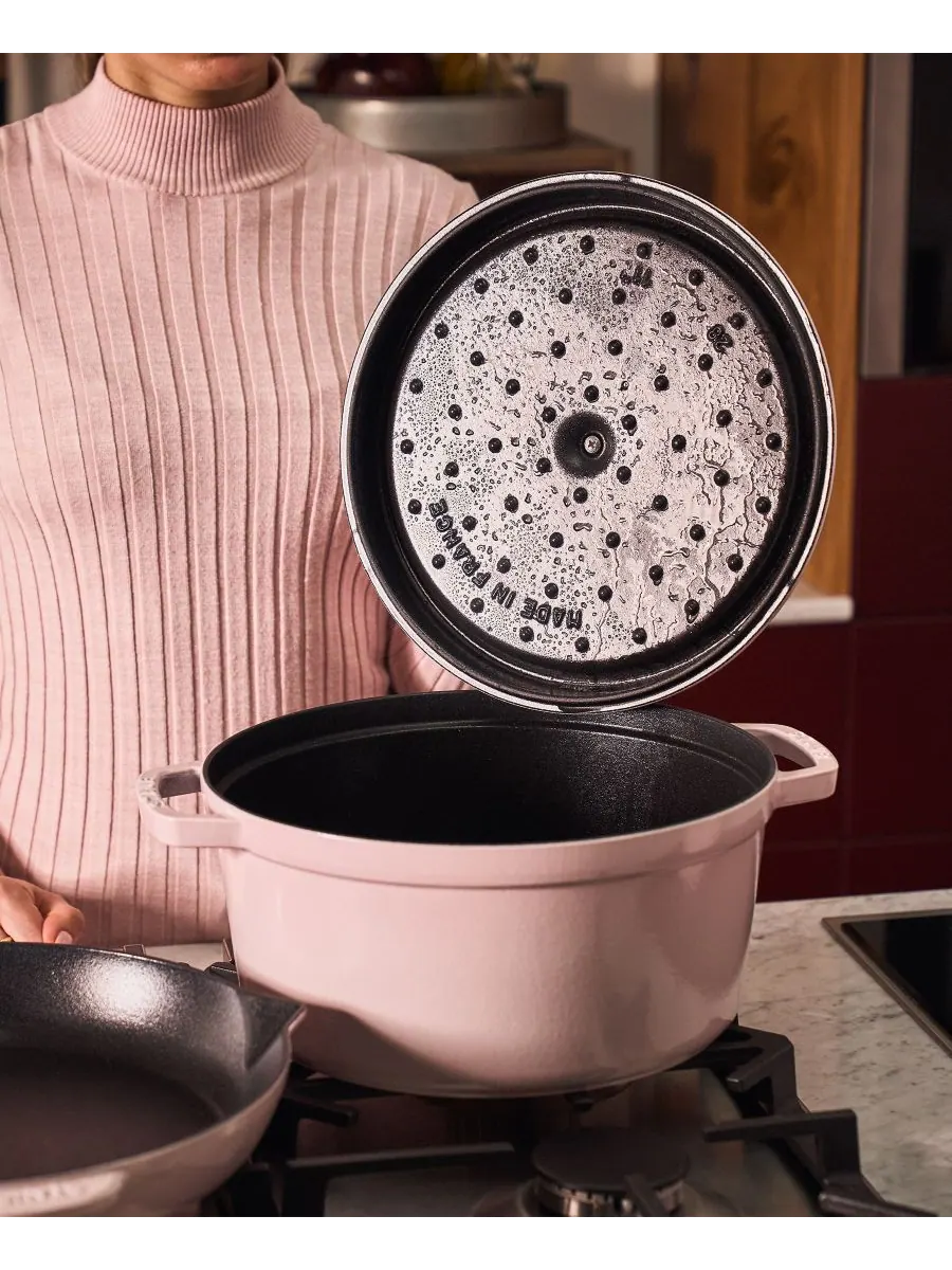 Круглая чугунная кокотница Staub, 28 см, 6.7 л — изображение 3 из 5, розовый