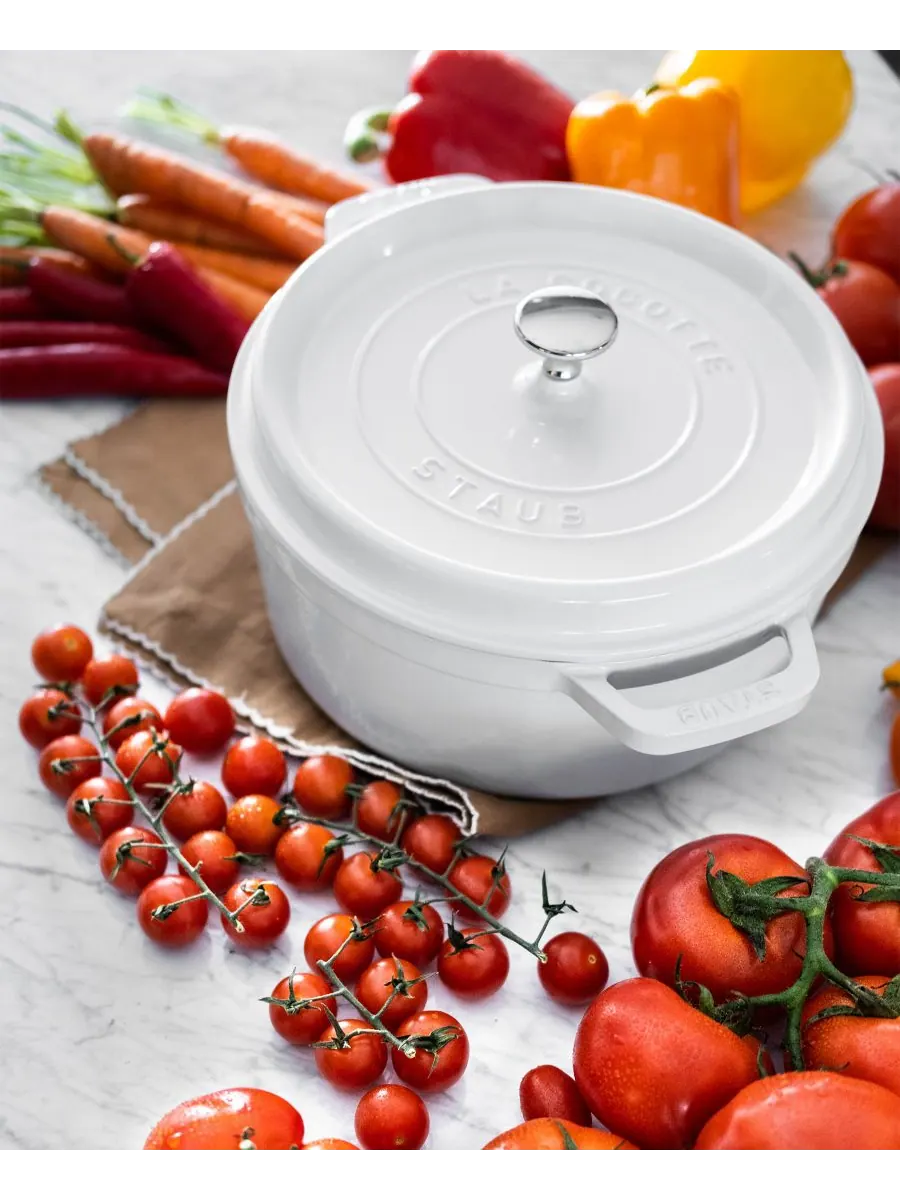 Круглая чугунная кокотница Staub, 28 см, 6.7 л — изображение 2 из 3, белый