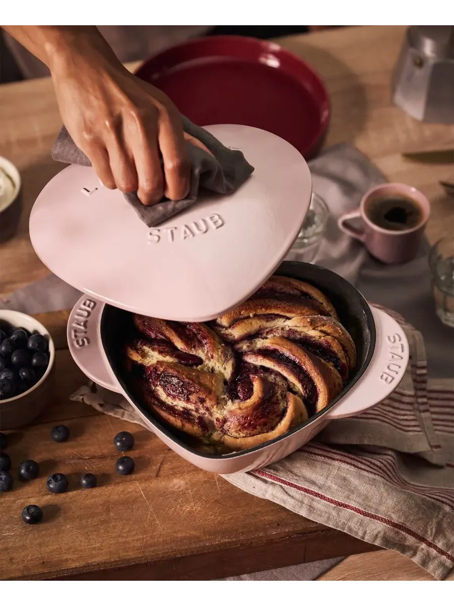 Фигурная кокотница Staub Heart Cocotte «Сердце», 20 см, 1.65 л — изображение 2 из 8, розовый