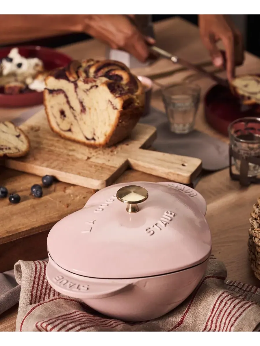 Фигурная кокотница Staub Heart Cocotte «Сердце», 20 см, 1.65 л — изображение 7 из 8, розовый