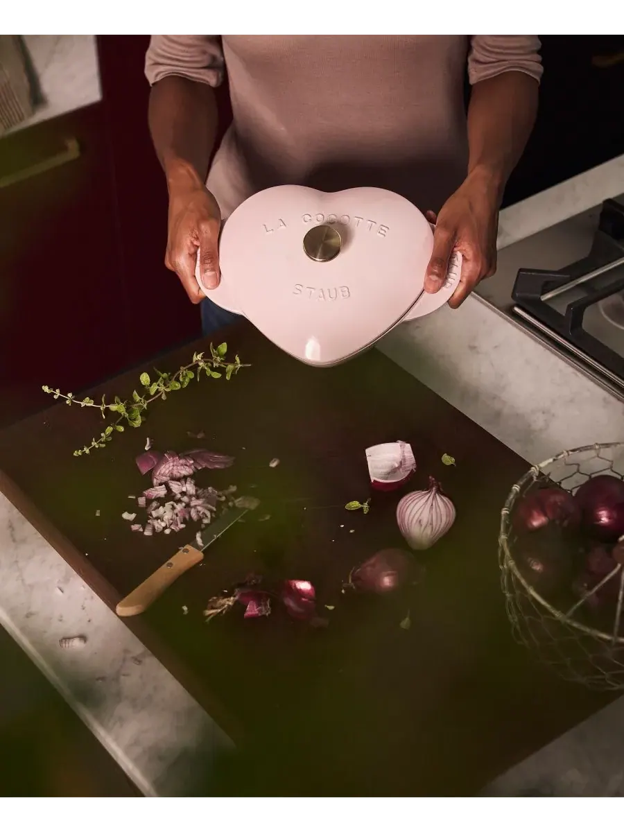 Фигурная кокотница Staub Heart Cocotte «Сердце», 20 см, 1.65 л — изображение 8 из 8, розовый