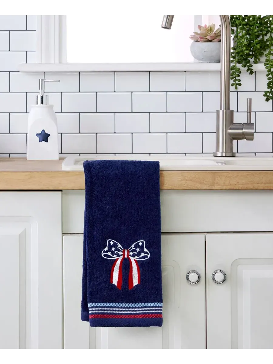 Набор из 2 полотенец для рук с вышивкой Americana Bow SKL Home — изображение 4 из 4, темно-синий