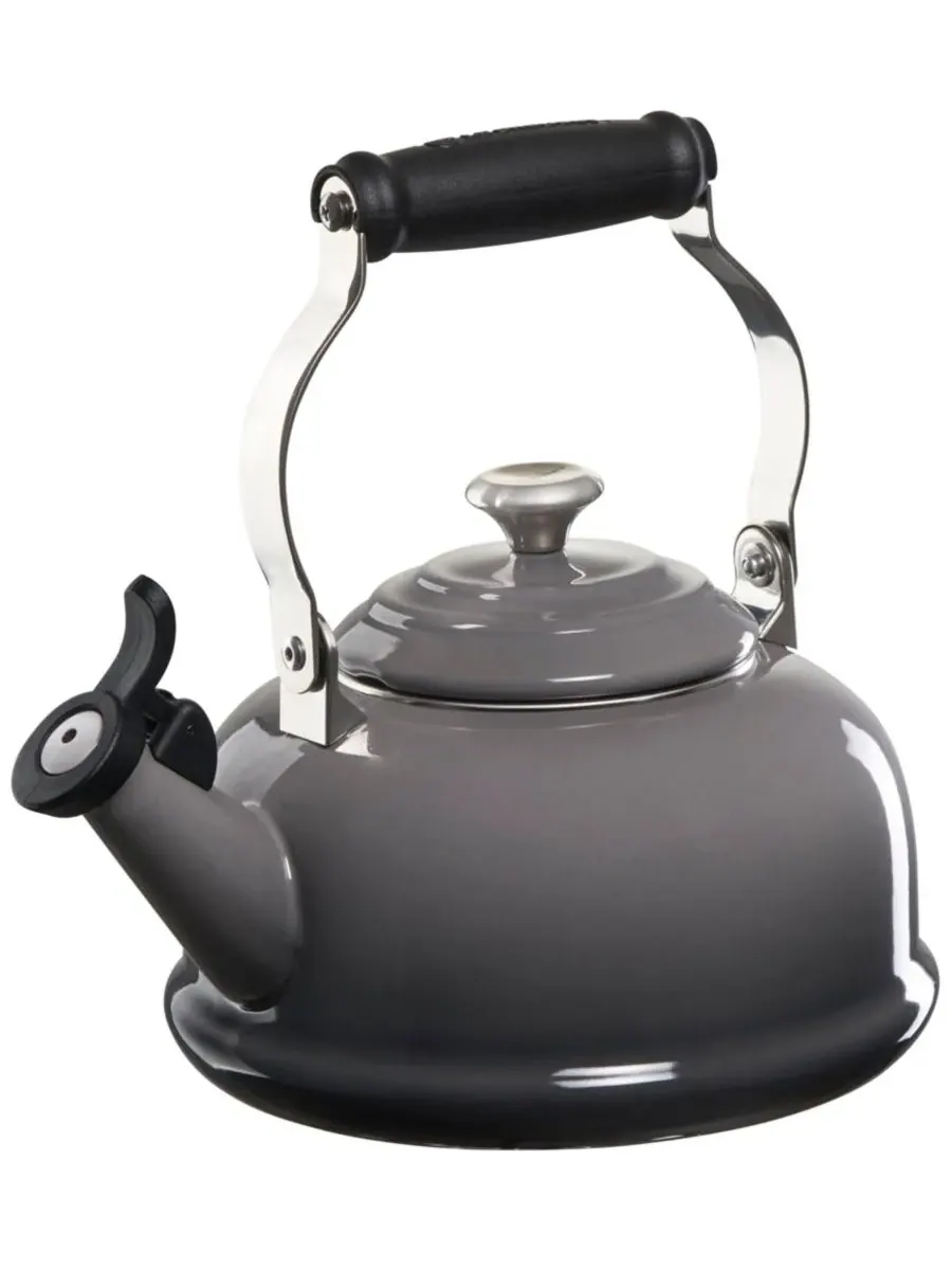 Эмалированный стальной чайник с шумовкой, объемом 2 л Le Creuset, устричный — изображение 1 из 6, устрица