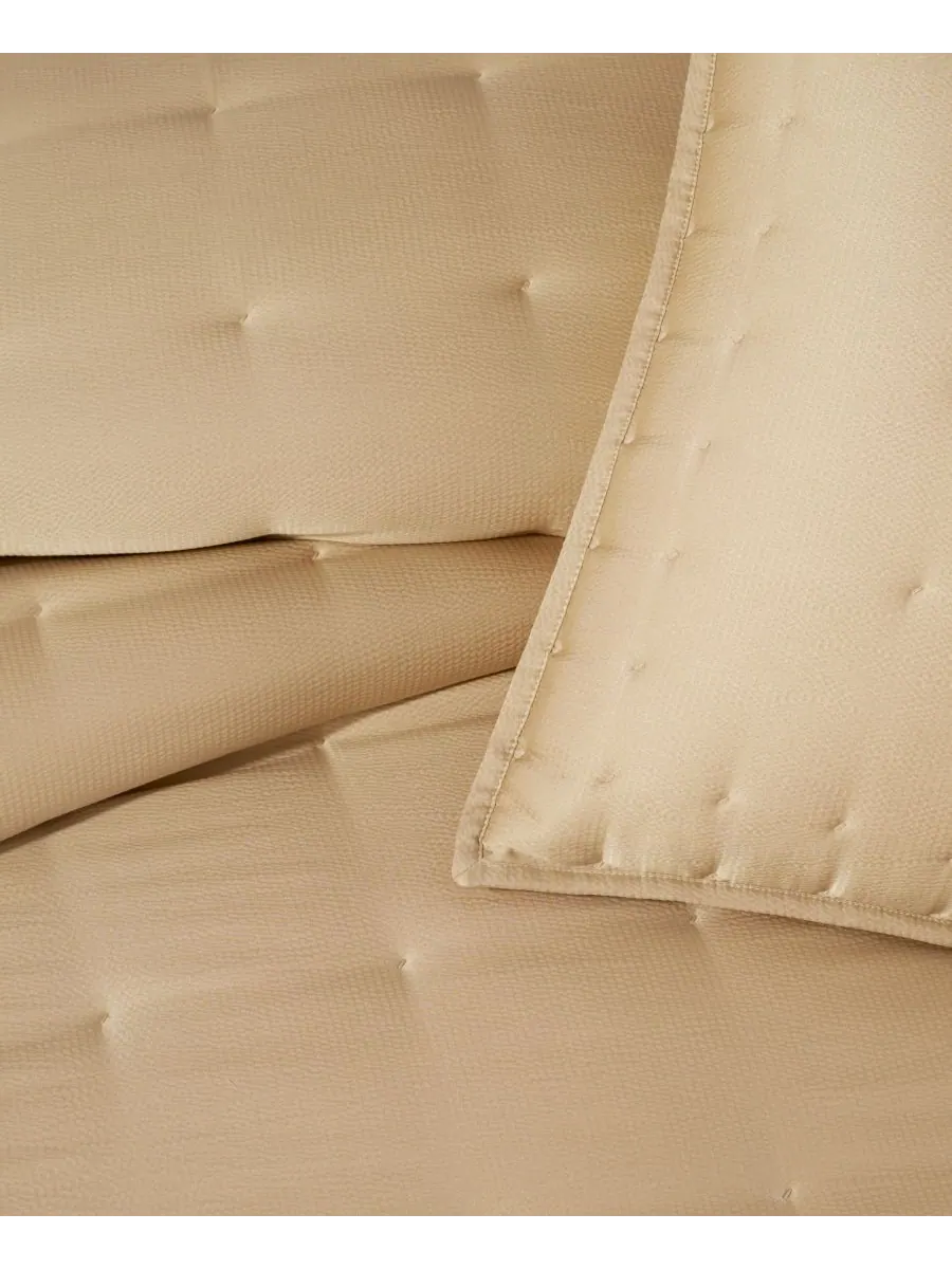 Шелковое одеяло с чеканкой, размер Кинг-сайз Donna Karan Home — изображение 3 из 4, золото