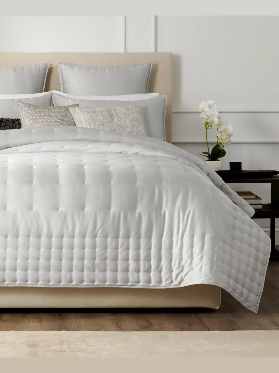 Шелковое одеяло с чеканкой, размер Кинг-сайз Donna Karan Home