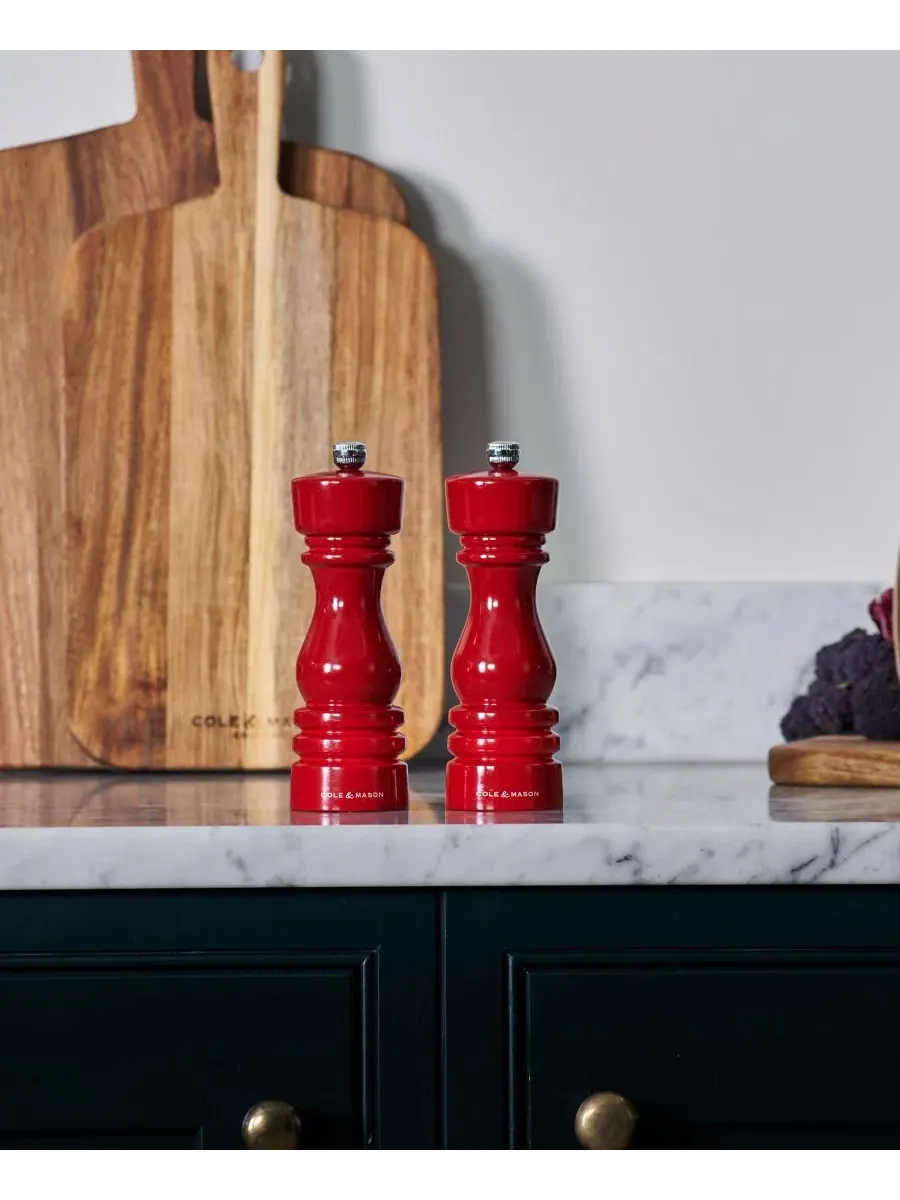 Солонка из бука Cole & Mason London Classic, 18 см — изображение 4 из 6, красный