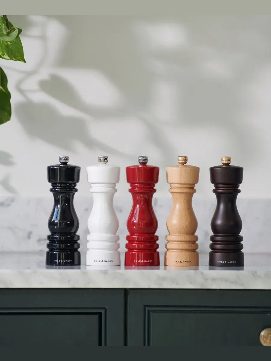 Солонка London Classic из бука, 17.8 см Cole & Mason — изображение 5 из 6, белый