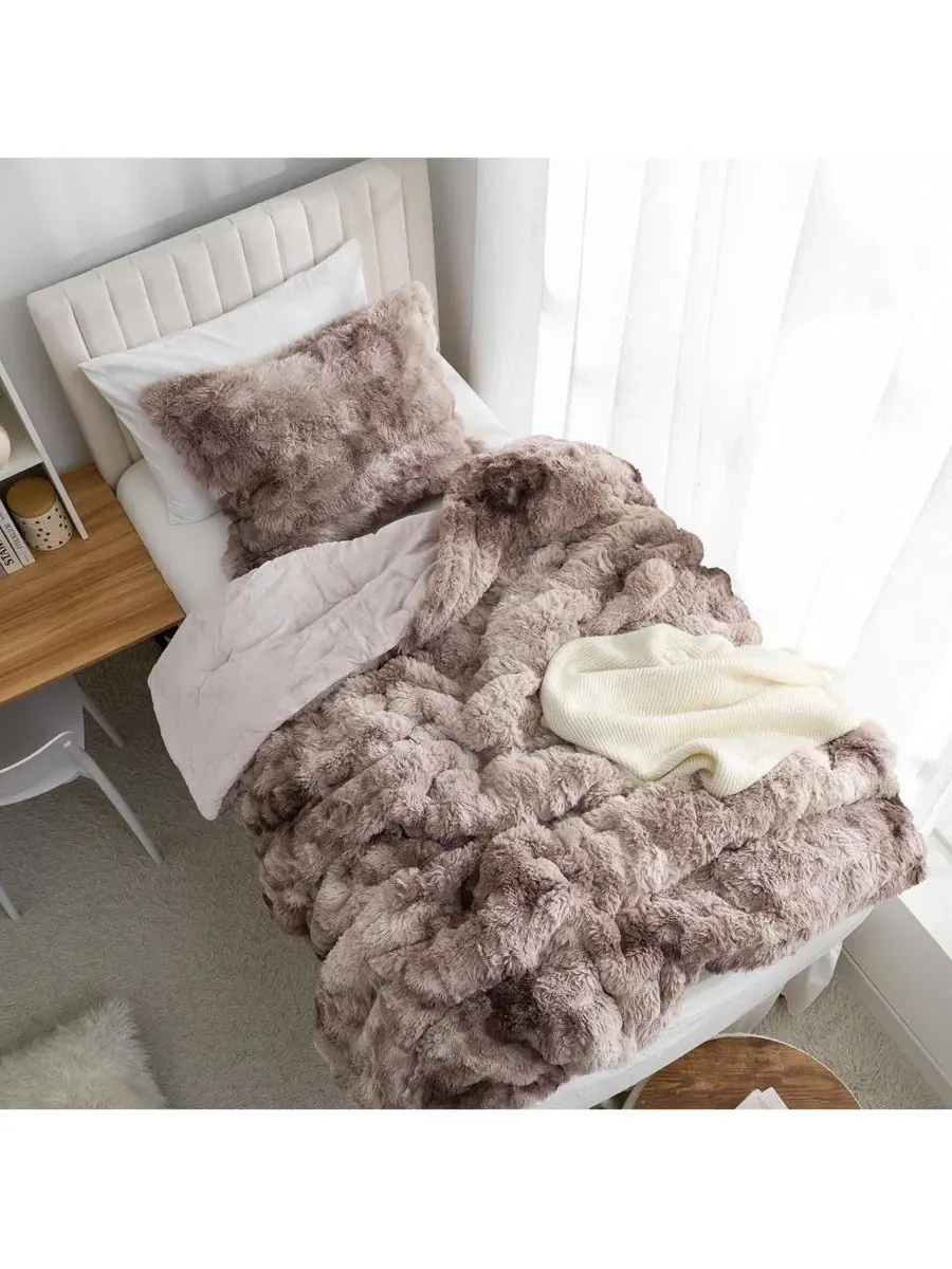 Одеяло-комфортер Oversized с искусственным мехом Snowball Chunky Bunny Coma Inducer — изображение 2 из 4, коричневый