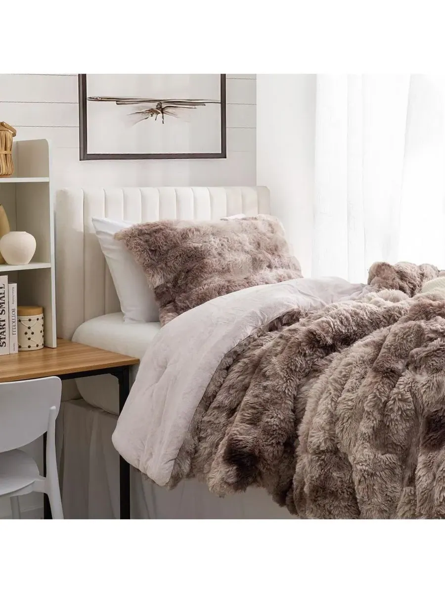 Одеяло-комфортер Oversized с искусственным мехом Snowball Chunky Bunny Coma Inducer — изображение 3 из 4, коричневый