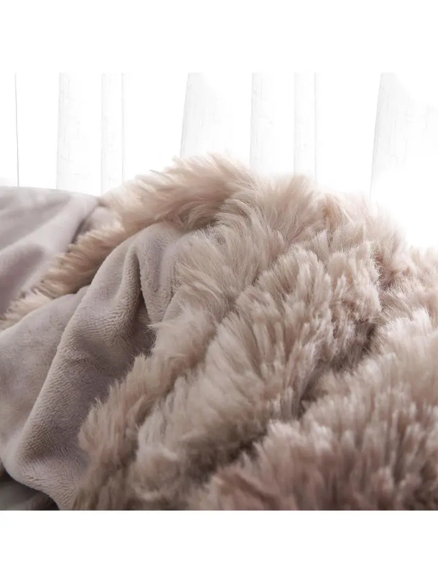 Одеяло-комфортер Oversized с искусственным мехом Snowball Chunky Bunny Coma Inducer — изображение 4 из 4, коричневый