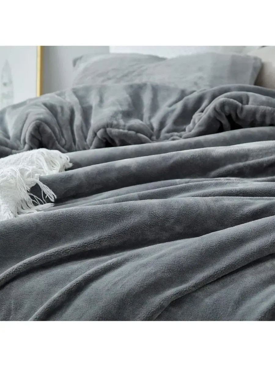 Одеяло-комфортер Oversized Plush Coma Inducer — изображение 2 из 3, серый