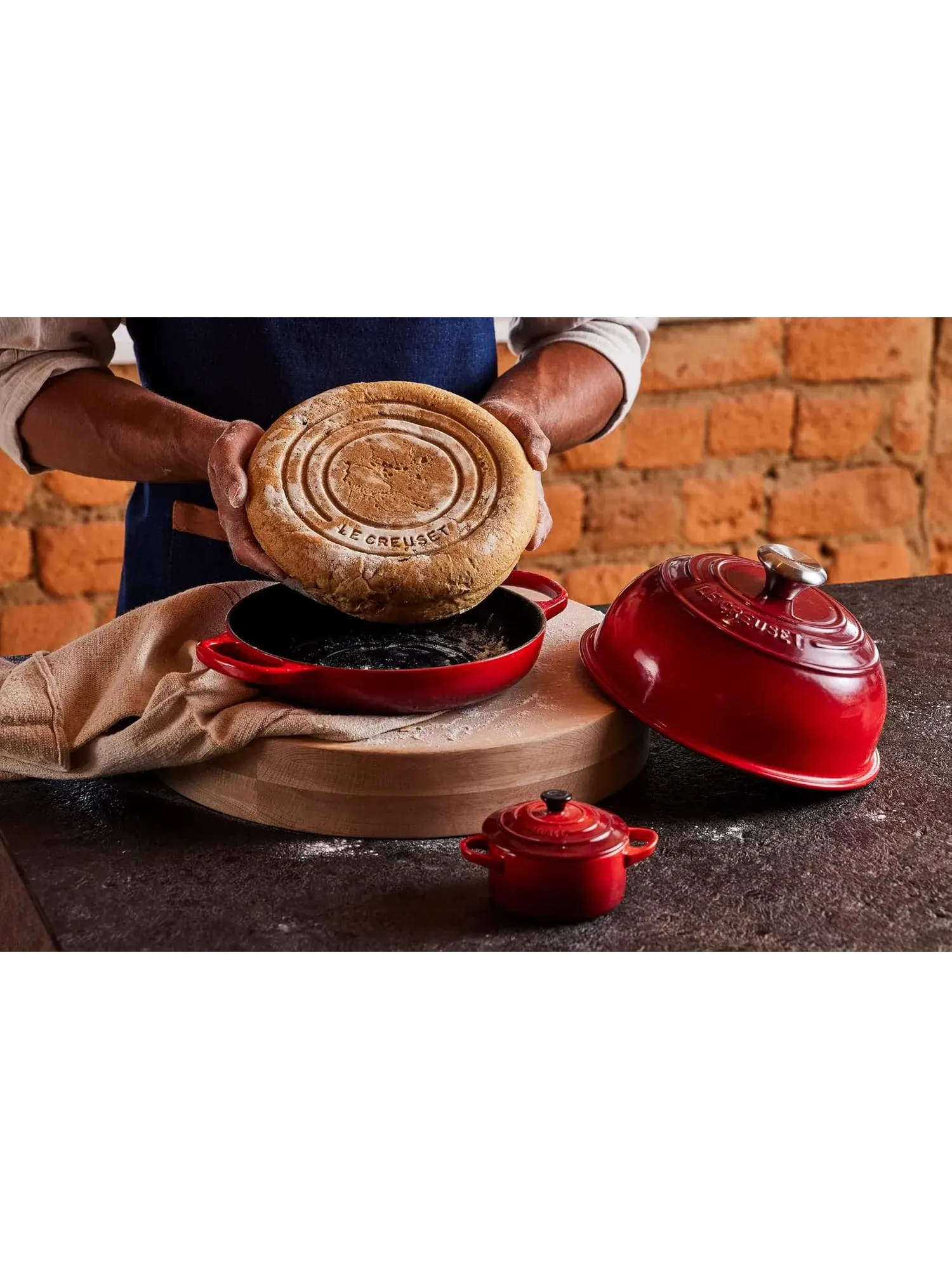 Форма для выпечки Le Creuset Enameled Cast Iron Signature Round Bread Oven, 1,6 л, 24 см, персиковый — изображение 7 из 7