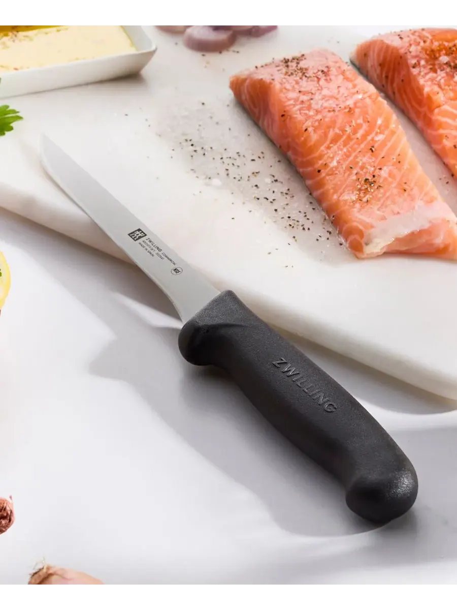 Коммерческий 15 см нож для разделки мяса с гибким лезвием Zwilling — изображение 3 из 5, черный серебристый