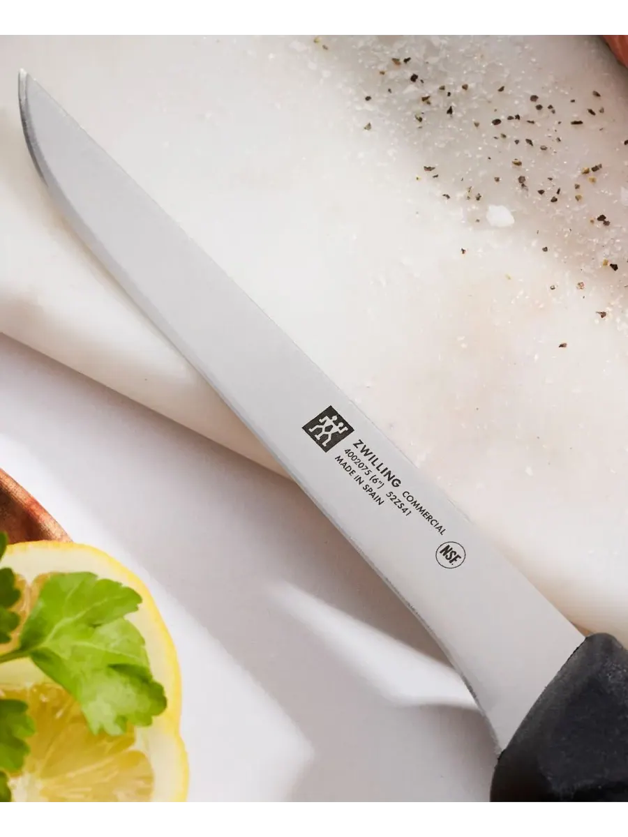 Коммерческий 15 см нож для разделки мяса с гибким лезвием Zwilling — изображение 4 из 5, черный серебристый