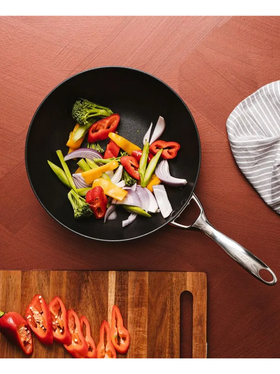 Сковорода ID3 28 см , твердый анодированный чугун Cuisine::Pro — изображение 2 из 2, черный
