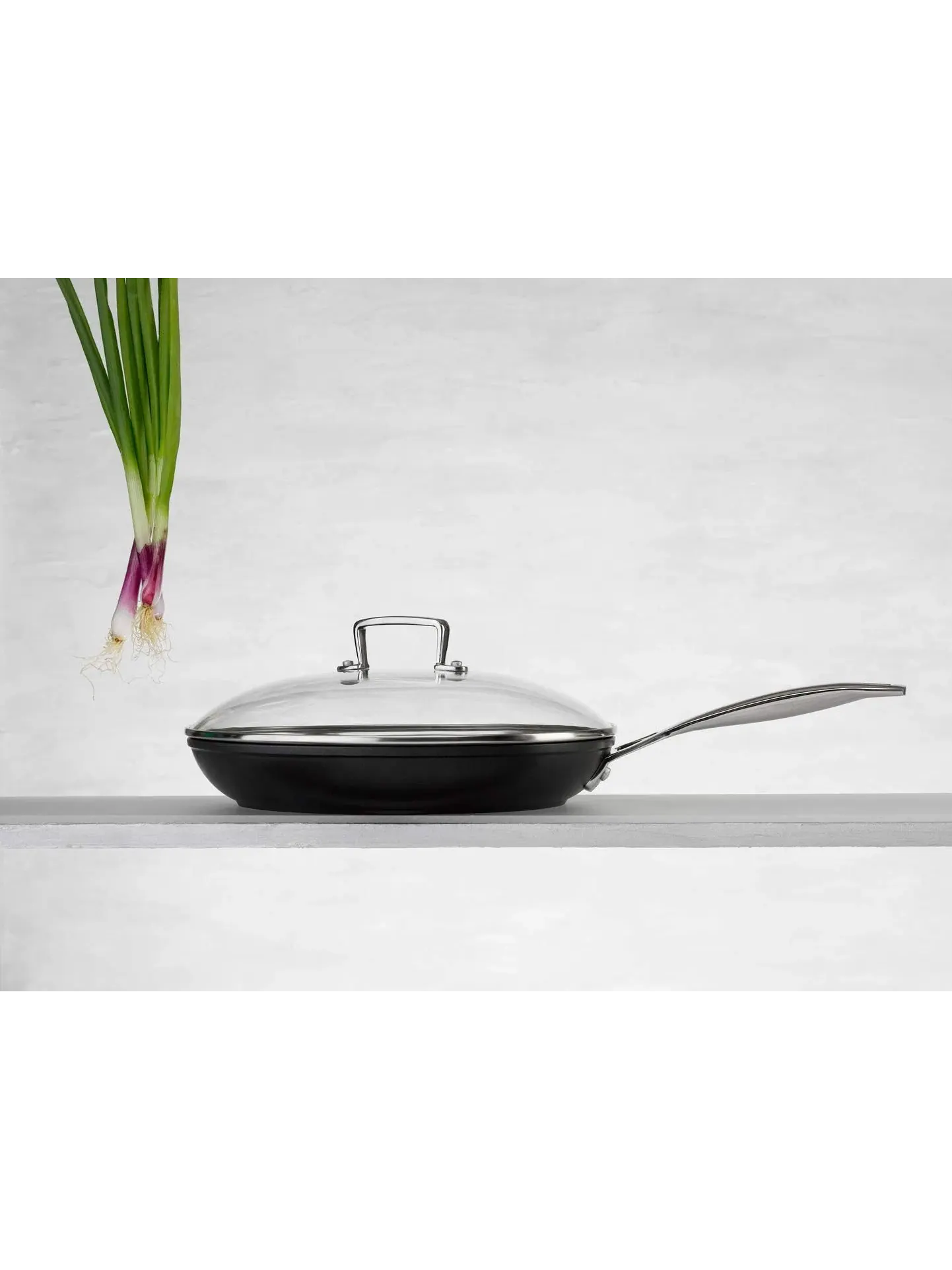 Сковорода Le Creuset Toughened Non-Stick, 28 см — изображение 5 из 11, черный