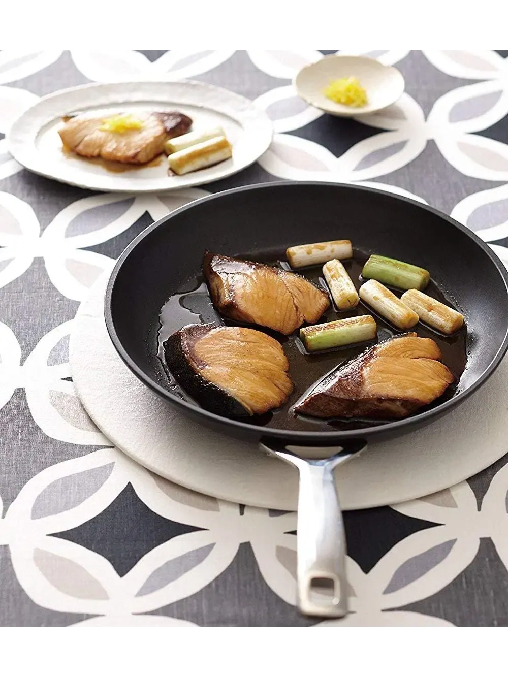 Сковорода Le Creuset Toughened Non-Stick, 28 см — изображение 7 из 11, черный