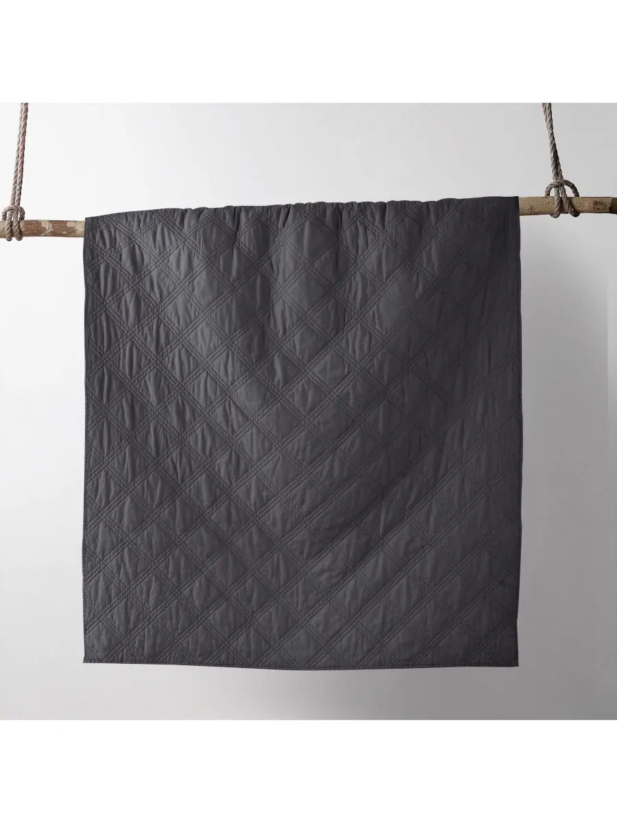 Двустороннее стеганое покрывало из стираного льна, 50 x 60 дюймов Levtex — изображение 2 из 8, темно-серый