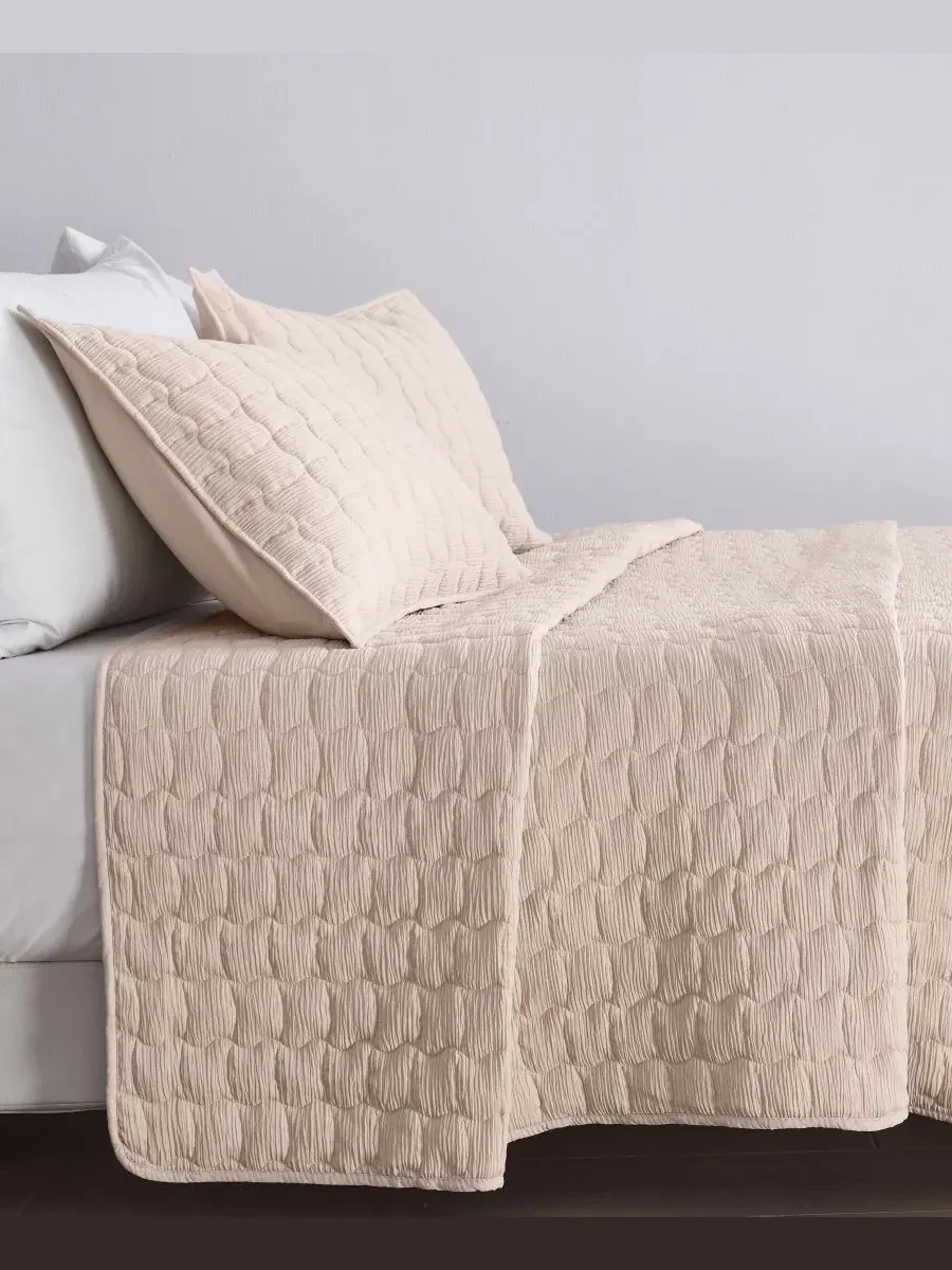 Стеганое одеяло из gauze-ткани с наволочками, модель Wave Stitched Linery & Co — изображение 3 из 7, кость