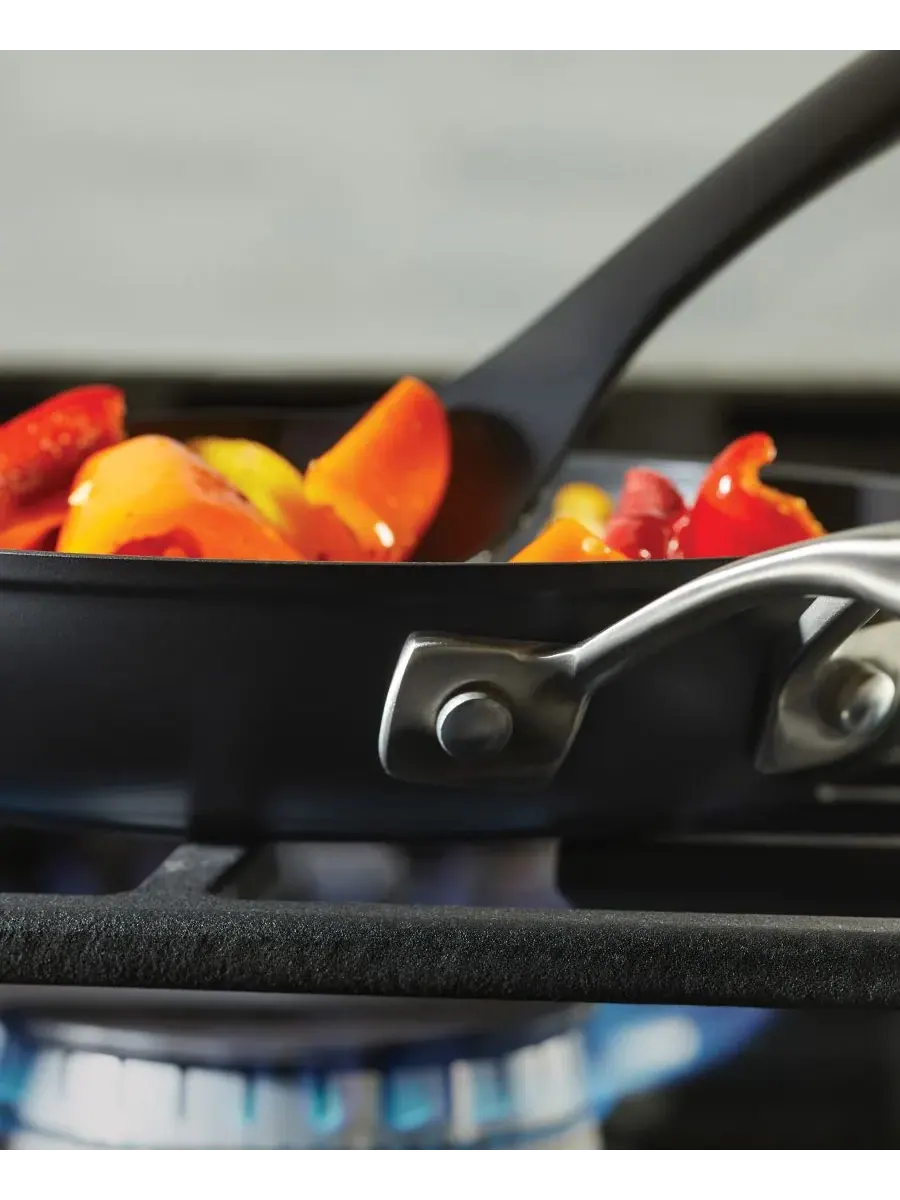 Набор сковород KitchenAid Hard-Anodized Induction Nonstick, 2 предмета, 20/25 см — изображение 2 из 10, черный