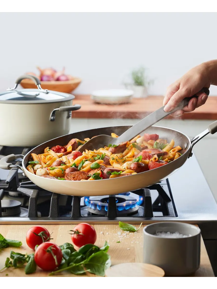 Алюминиевая сковорода с антипригарным покрытием Cook + Create, 14 дюймов Rachael Ray — изображение 2 из 10, миндальный