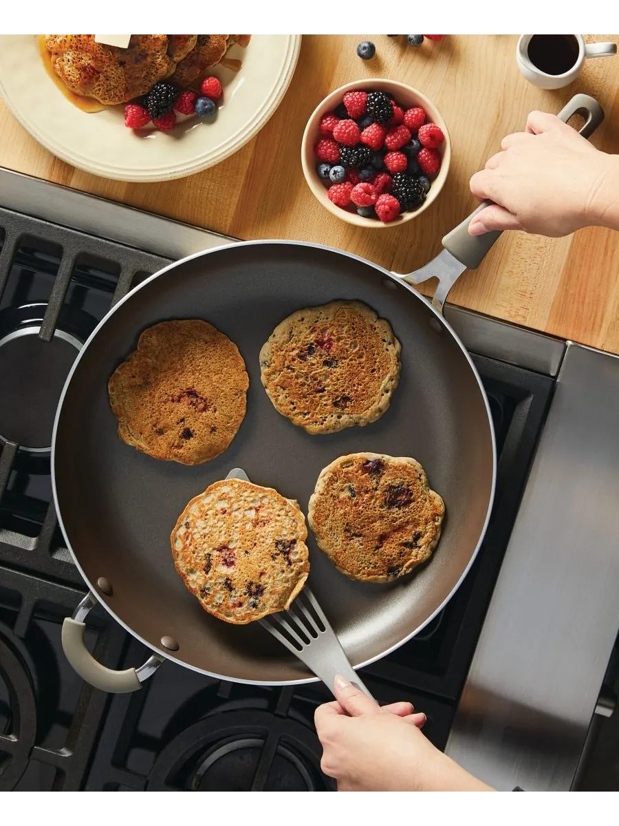 Алюминиевая сковорода с антипригарным покрытием Cook + Create, 14 дюймов Rachael Ray — изображение 5 из 10, миндальный