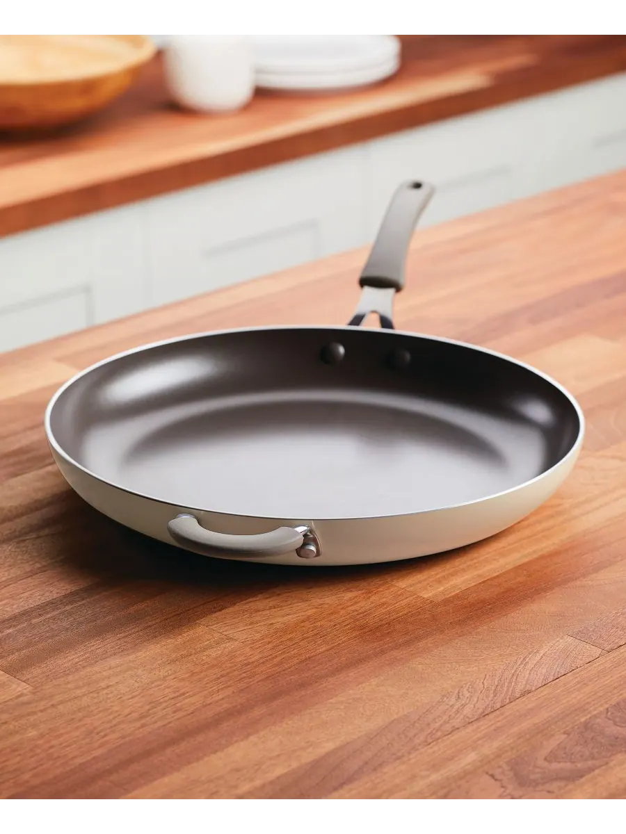 Алюминиевая сковорода с антипригарным покрытием Cook + Create, 14 дюймов Rachael Ray — изображение 6 из 10, миндальный