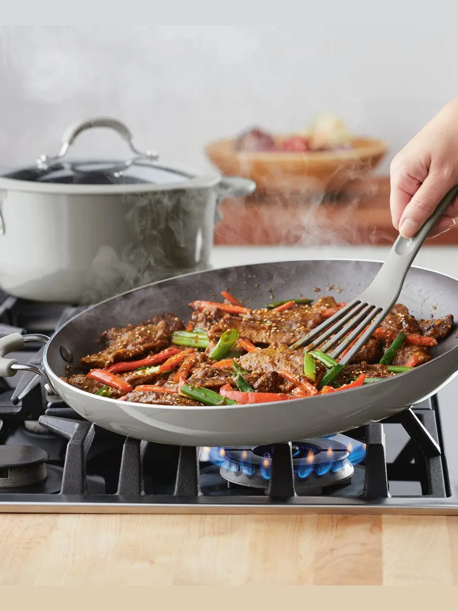 Алюминиевая сковорода с антипригарным покрытием Cook + Create, 14 дюймов Rachael Ray — изображение 5 из 7, серый