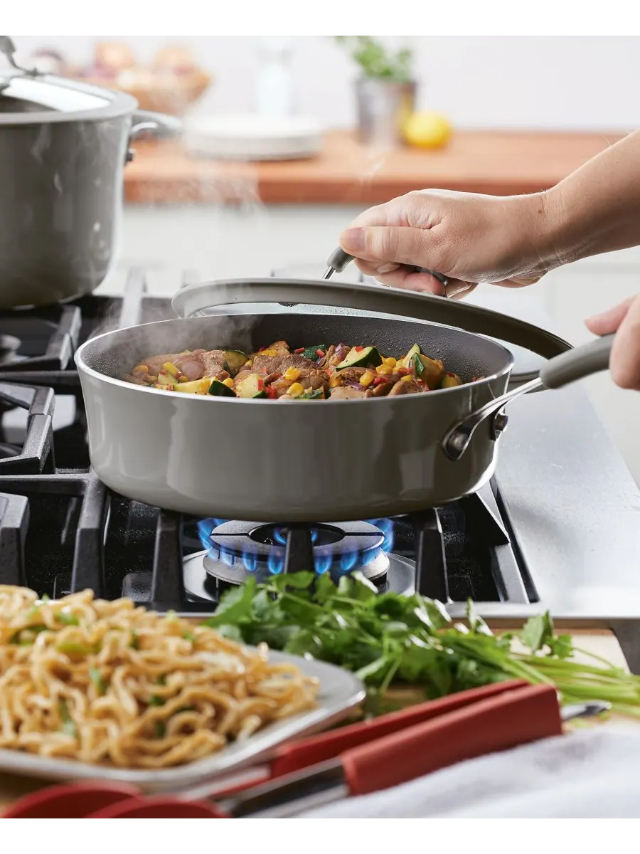 Алюминиевая антипригарная сковорода Cook + Create с крышкой, 3 кварты Rachael Ray — изображение 4 из 9, серый