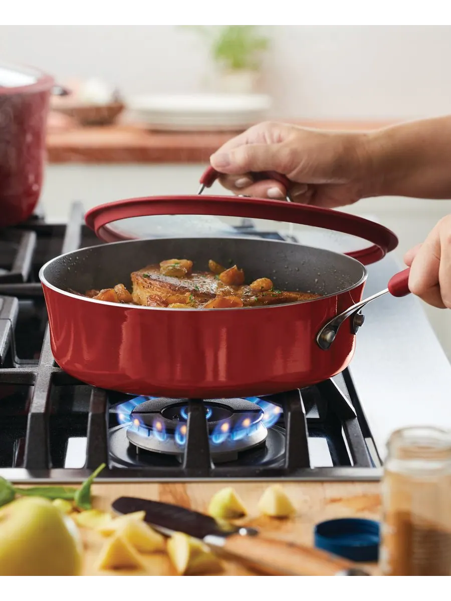 Алюминиевая антипригарная сковорода Cook + Create с крышкой, 3 кварты Rachael Ray — изображение 3 из 5, красный