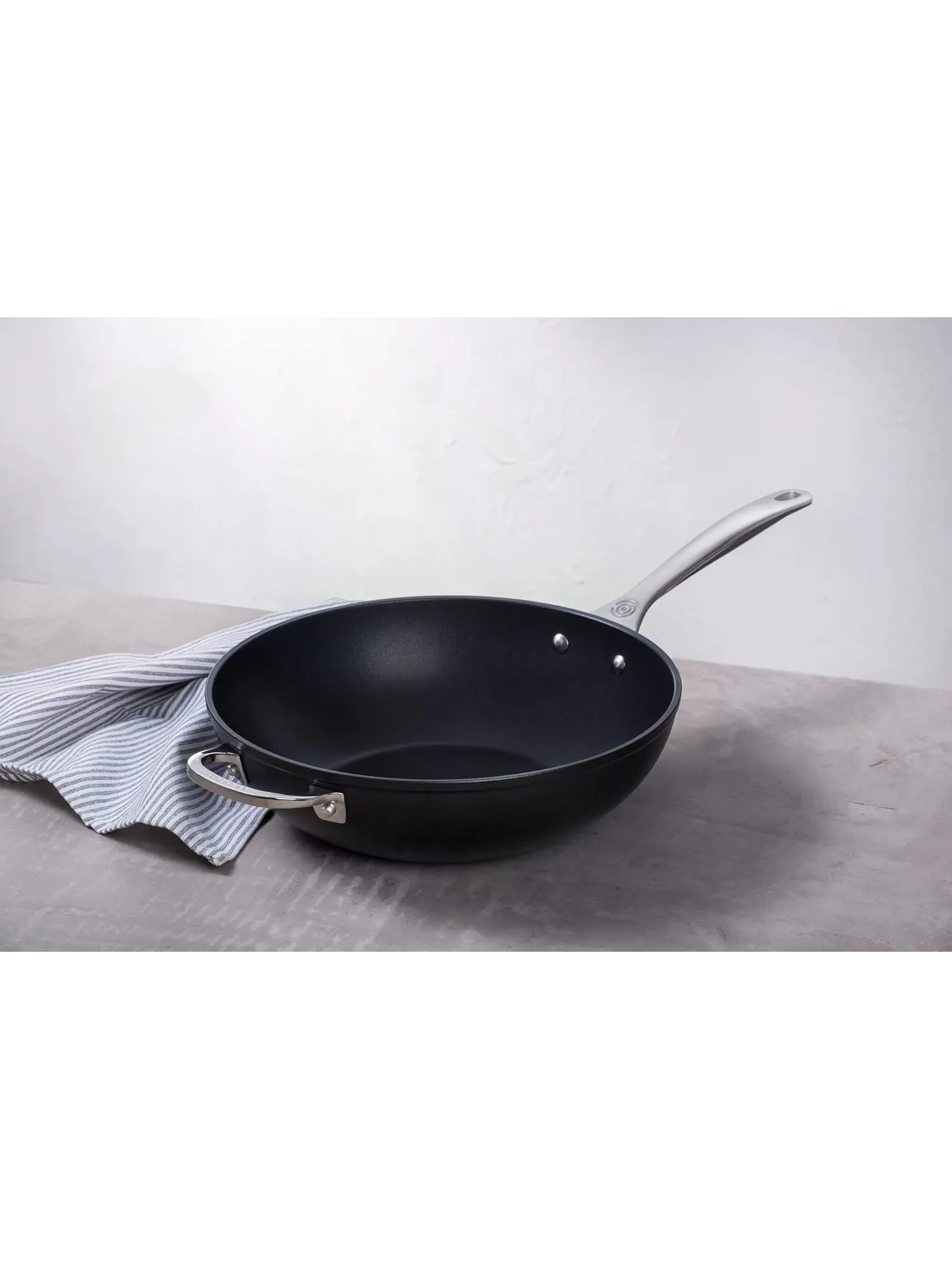 Сковорода-вок Le Creuset Toughened Non-Stick, 30 см, 4,7 л — изображение 5 из 5, черный