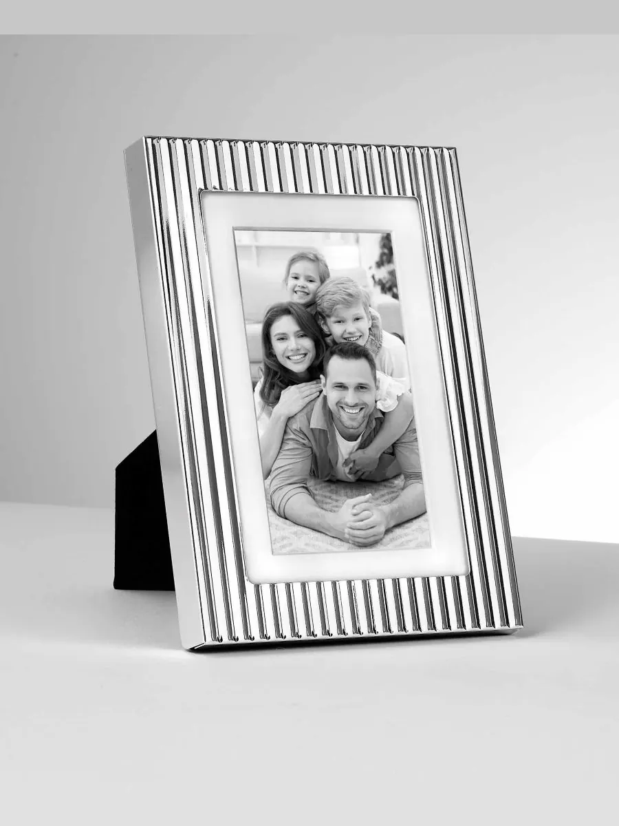 Металлическая фоторамка Kelly, 4 x 6 дюймов Philip Whitney — изображение 2 из 4, серебряный