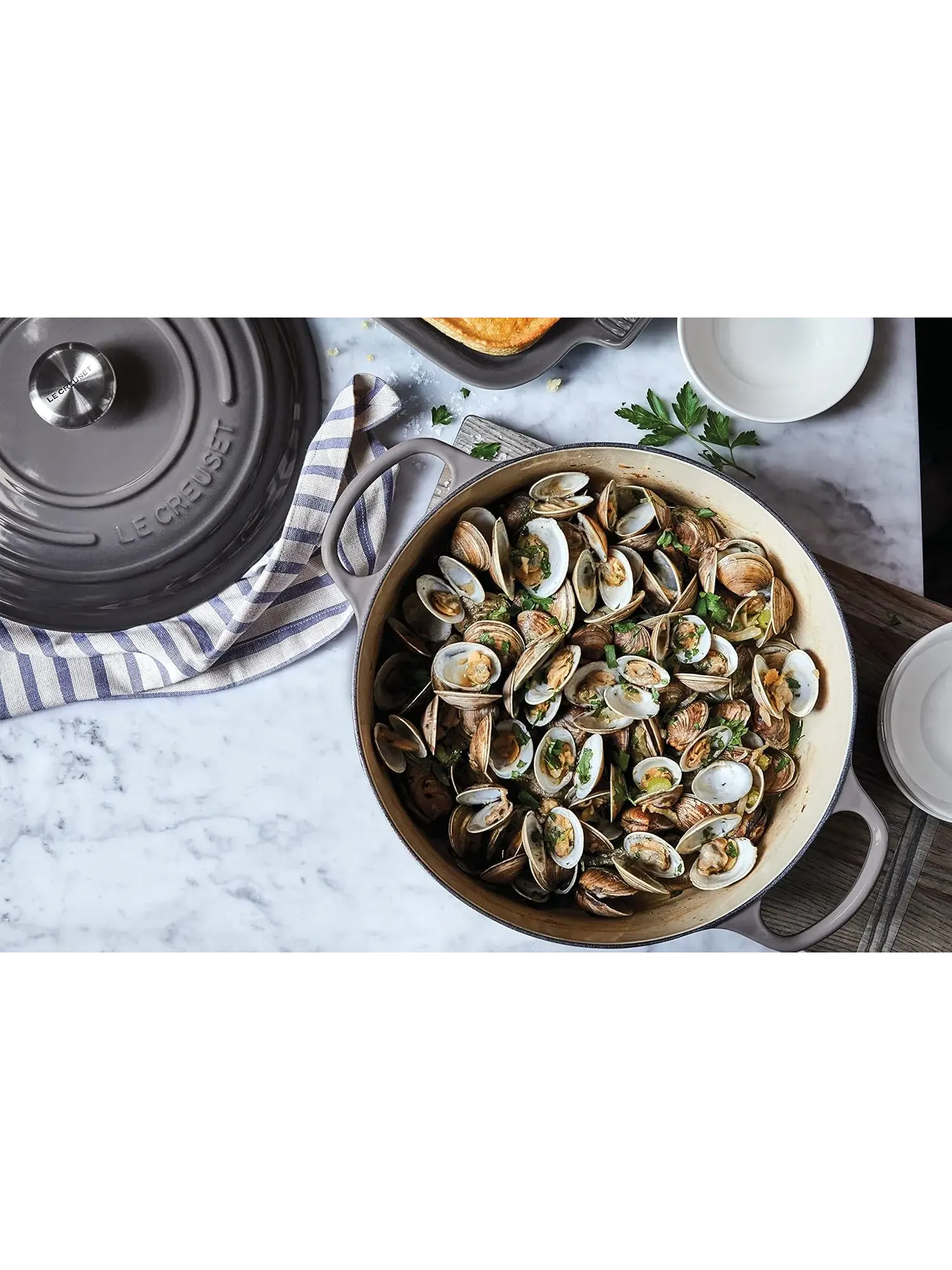 Кастрюля круглая Le Creuset Signature, 8,4 л, 30 см — изображение 5 из 9, устрица