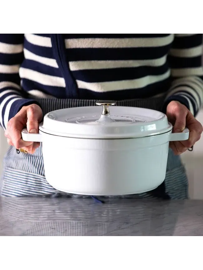 Круглая чугунная кокотница Staub, 24 см, 3.8 л — изображение 6 из 6, белый