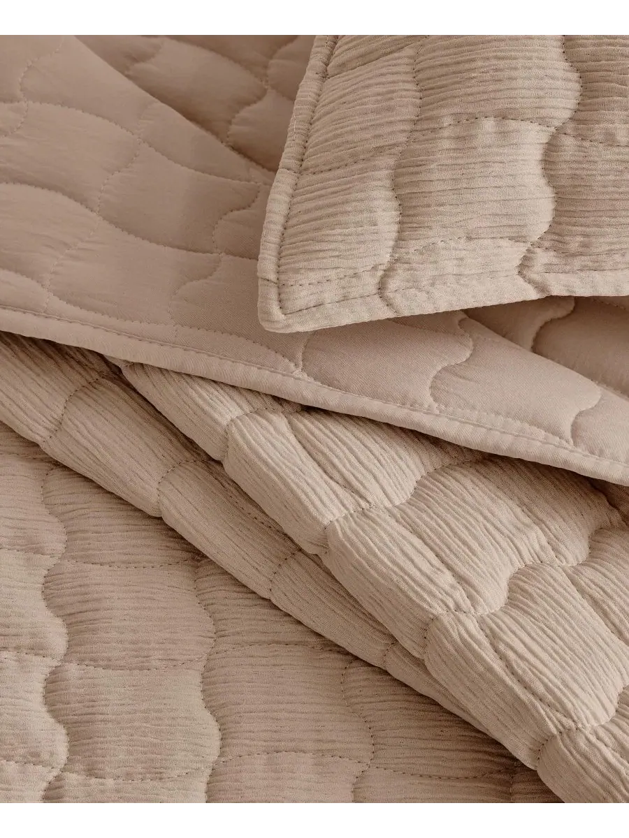 Стеганое одеяло из gauze-ткани с наволочками, модель Wave Stitched Linery & Co — изображение 4 из 7, кость