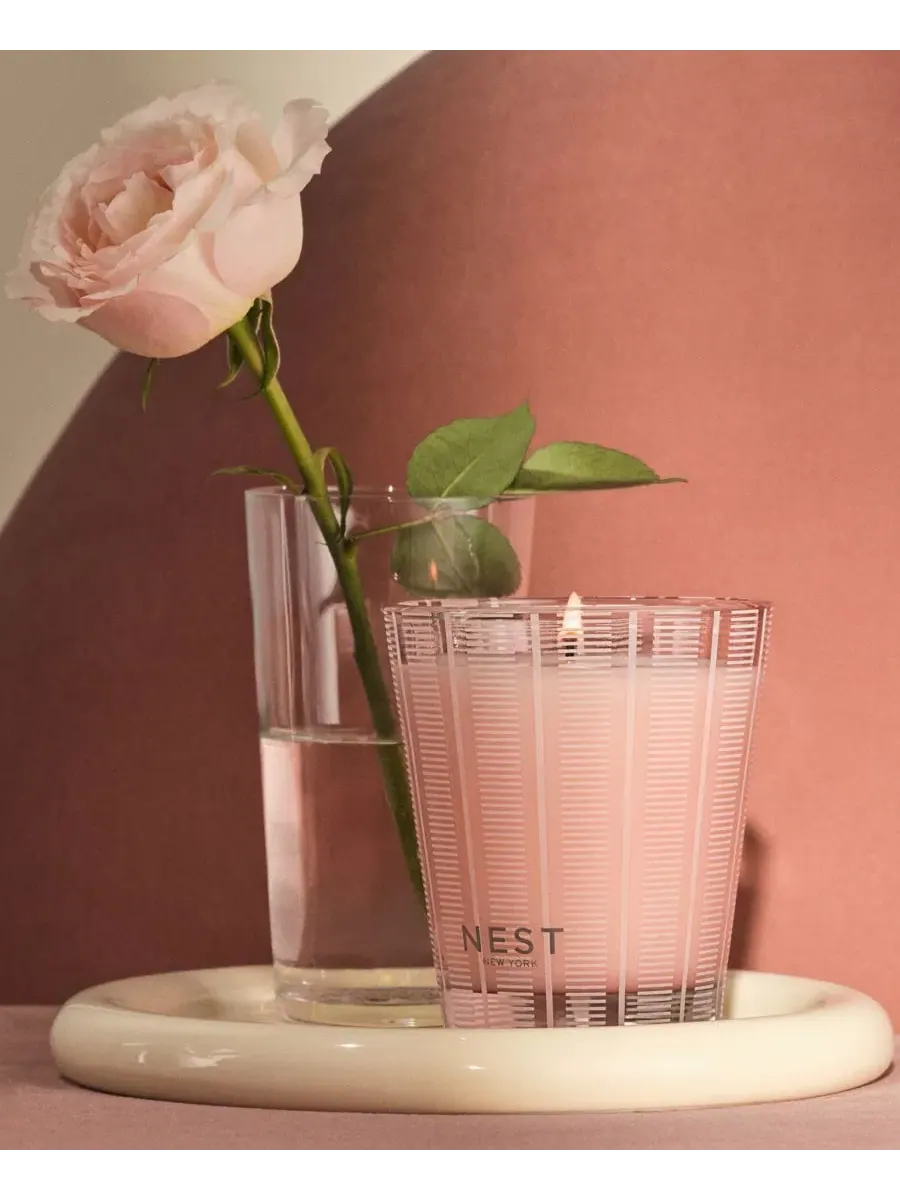 Ароматическая свеча Himalayan Salt & Rosewater Classic, 8.1 унции NEST New York — изображение 3 из 5, нет цвета