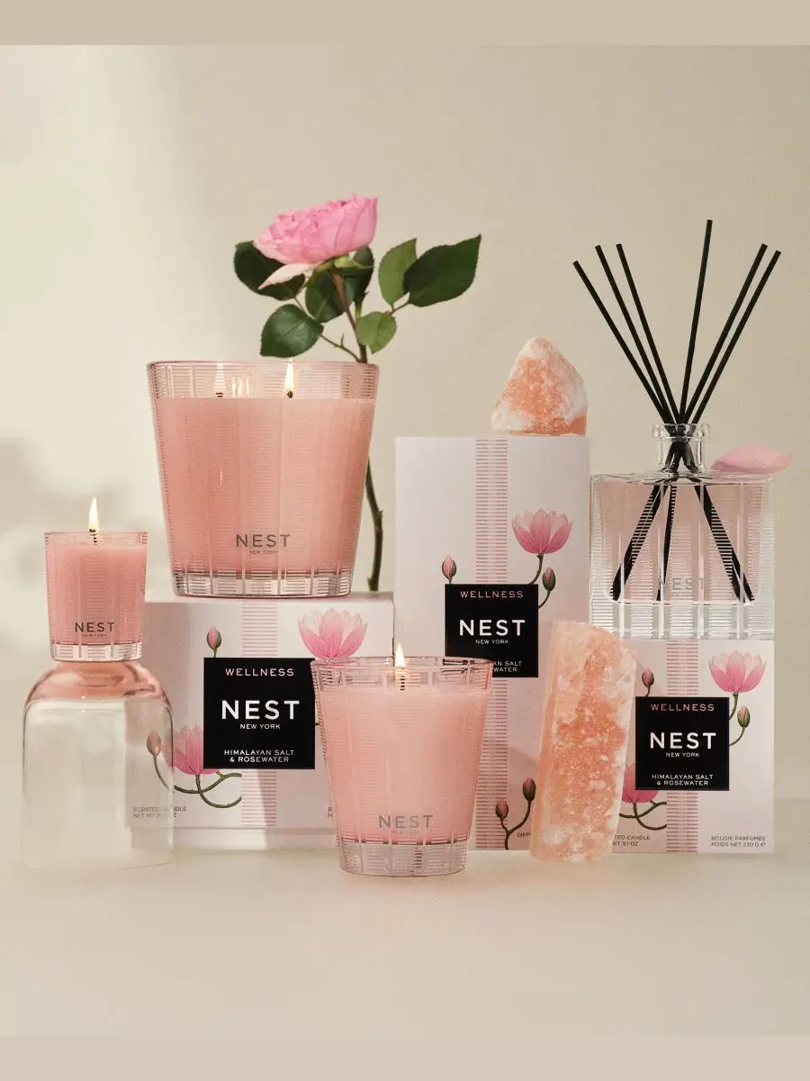 Ароматическая свеча Himalayan Salt & Rosewater Classic, 8.1 унции NEST New York — изображение 4 из 5, нет цвета