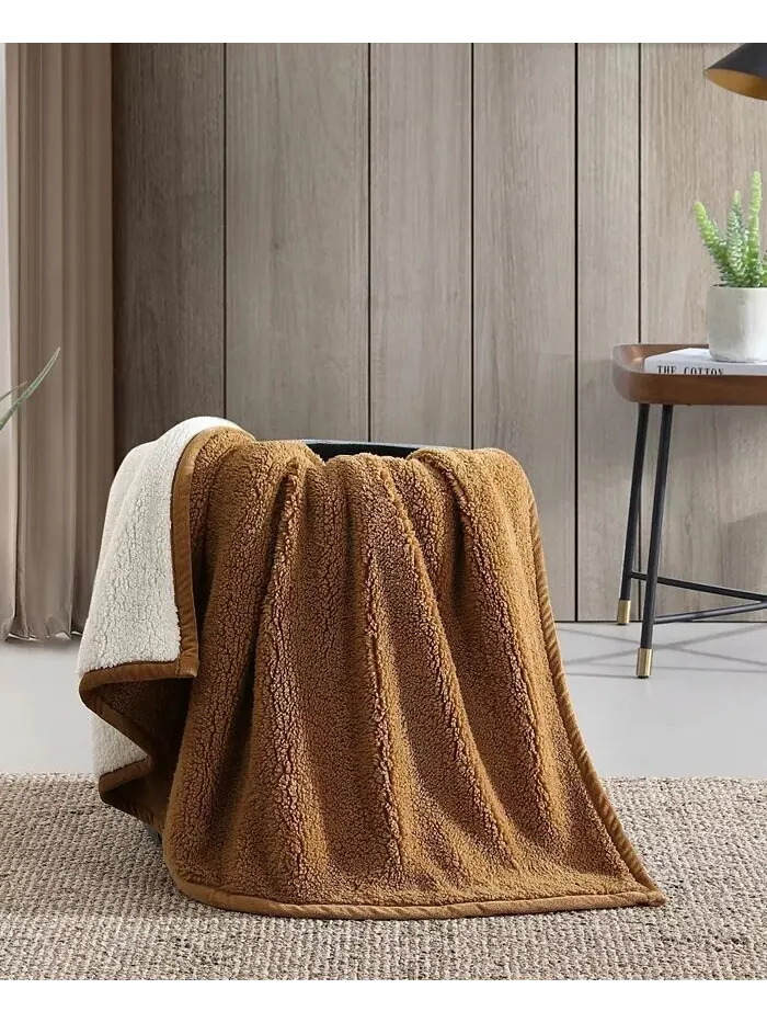 Двухцветное двустороннее одеяло из шерпы, 60 x 50 дюймов Eddie Bauer — изображение 5 из 9, бежевый