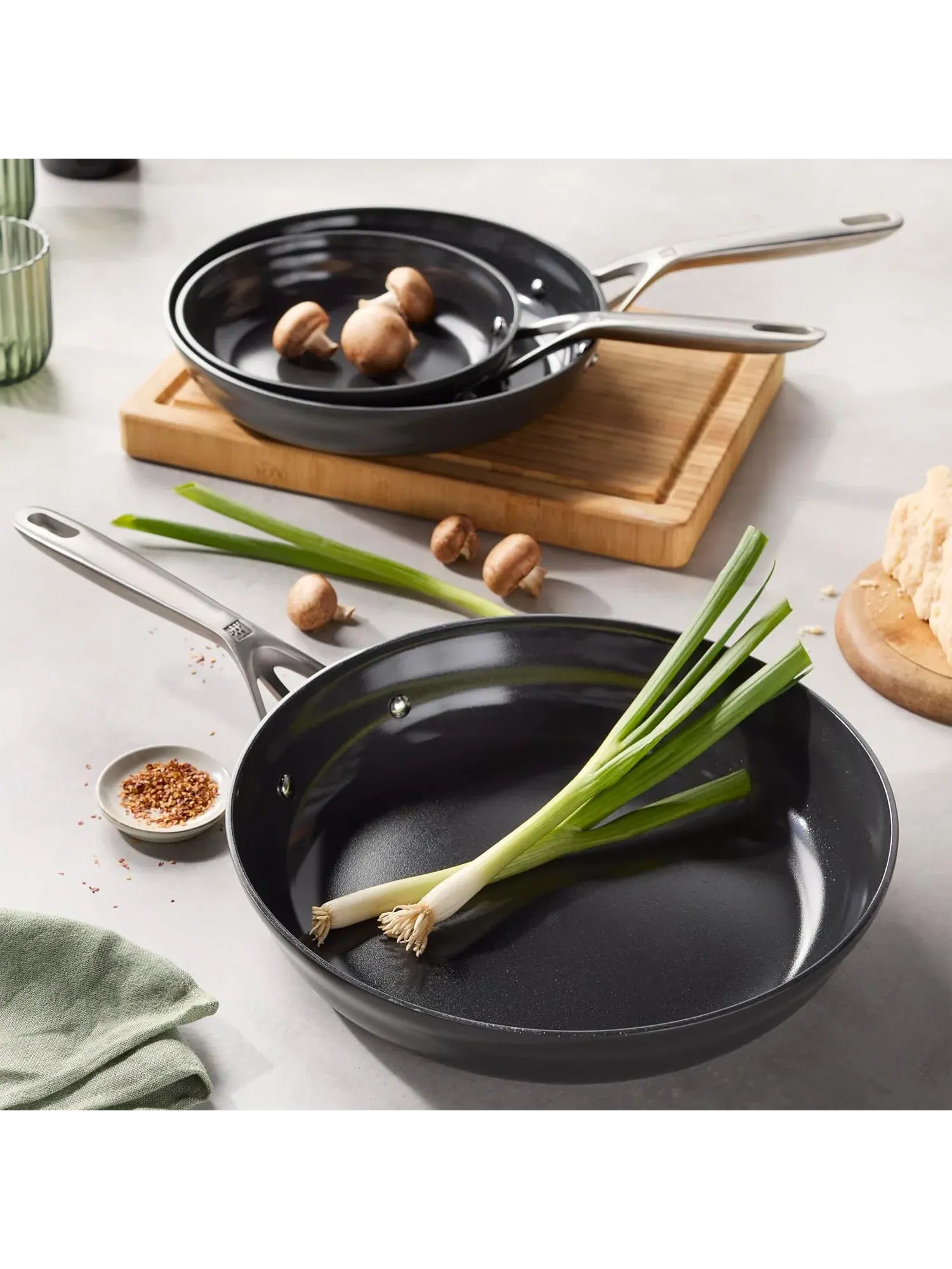 Набор сковород Zwilling Motion Ceramic Hard Anodized, 3 предмета, 20/25/30 см — изображение 2 из 4, черный