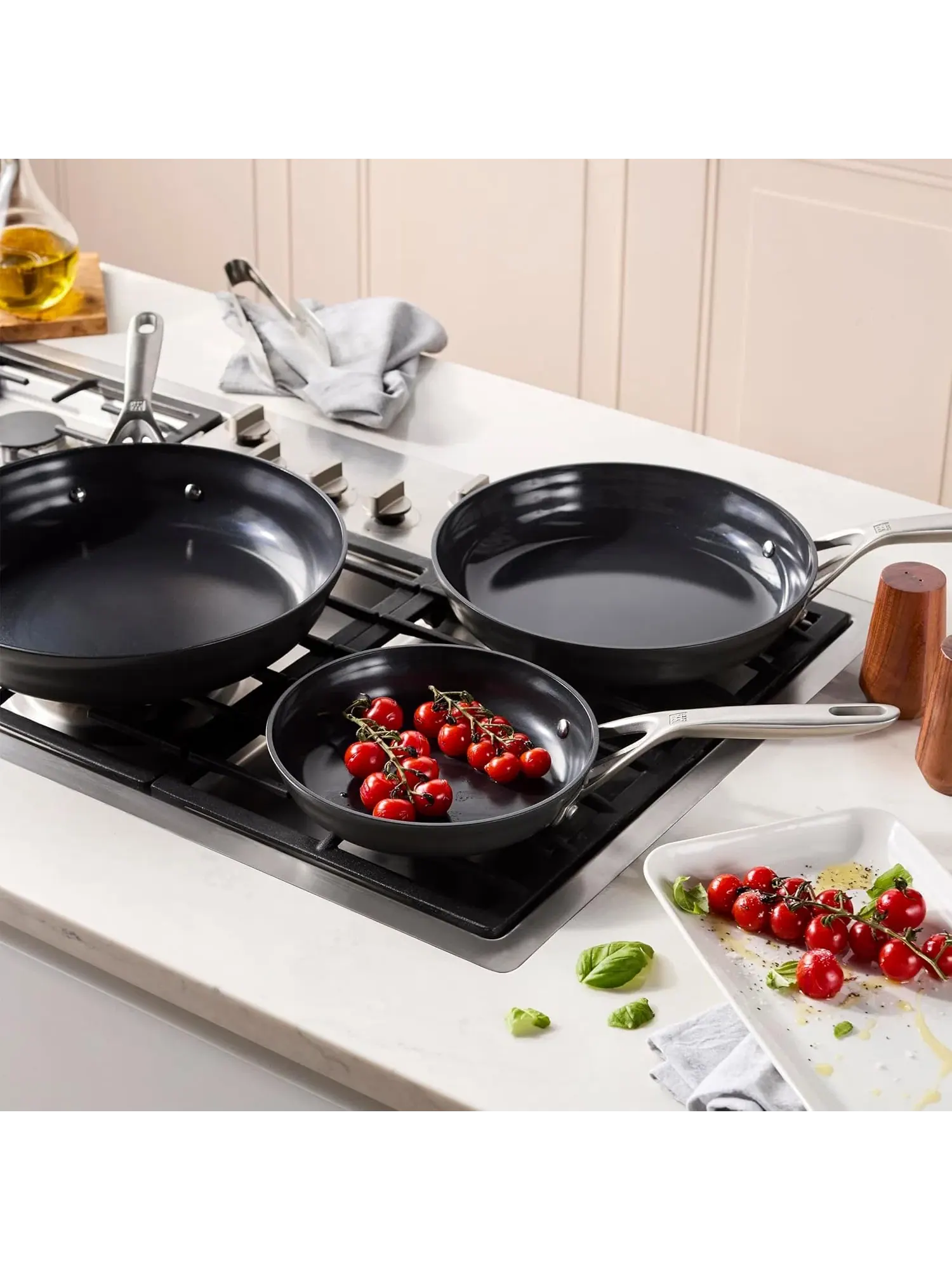 Набор сковород Zwilling Motion Ceramic Hard Anodized, 3 предмета, 20/25/30 см — изображение 3 из 4, черный