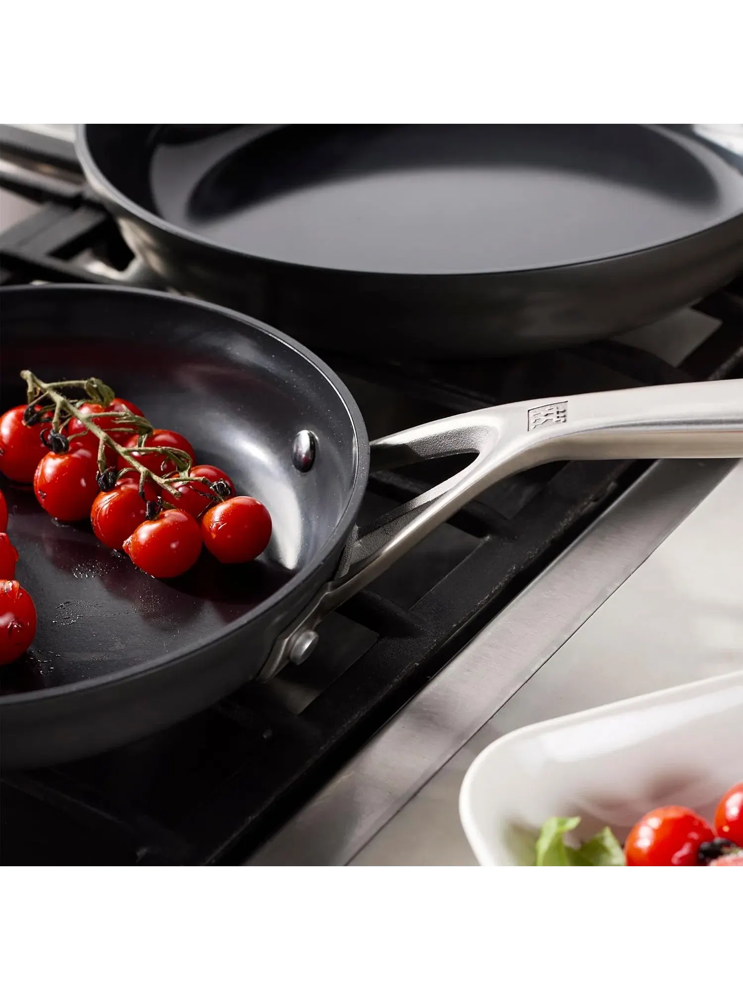 Набор сковород Zwilling Motion Ceramic Hard Anodized, 3 предмета, 20/25/30 см — изображение 4 из 4, черный