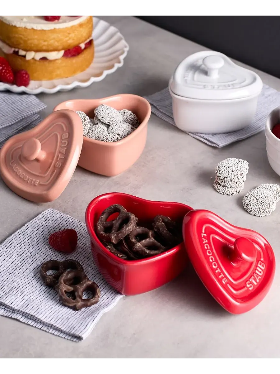 Набор мини-кокотниц Staub Mini Heart Ceramic, 3 предмета, 118 мл — изображение 2 из 3, мульти