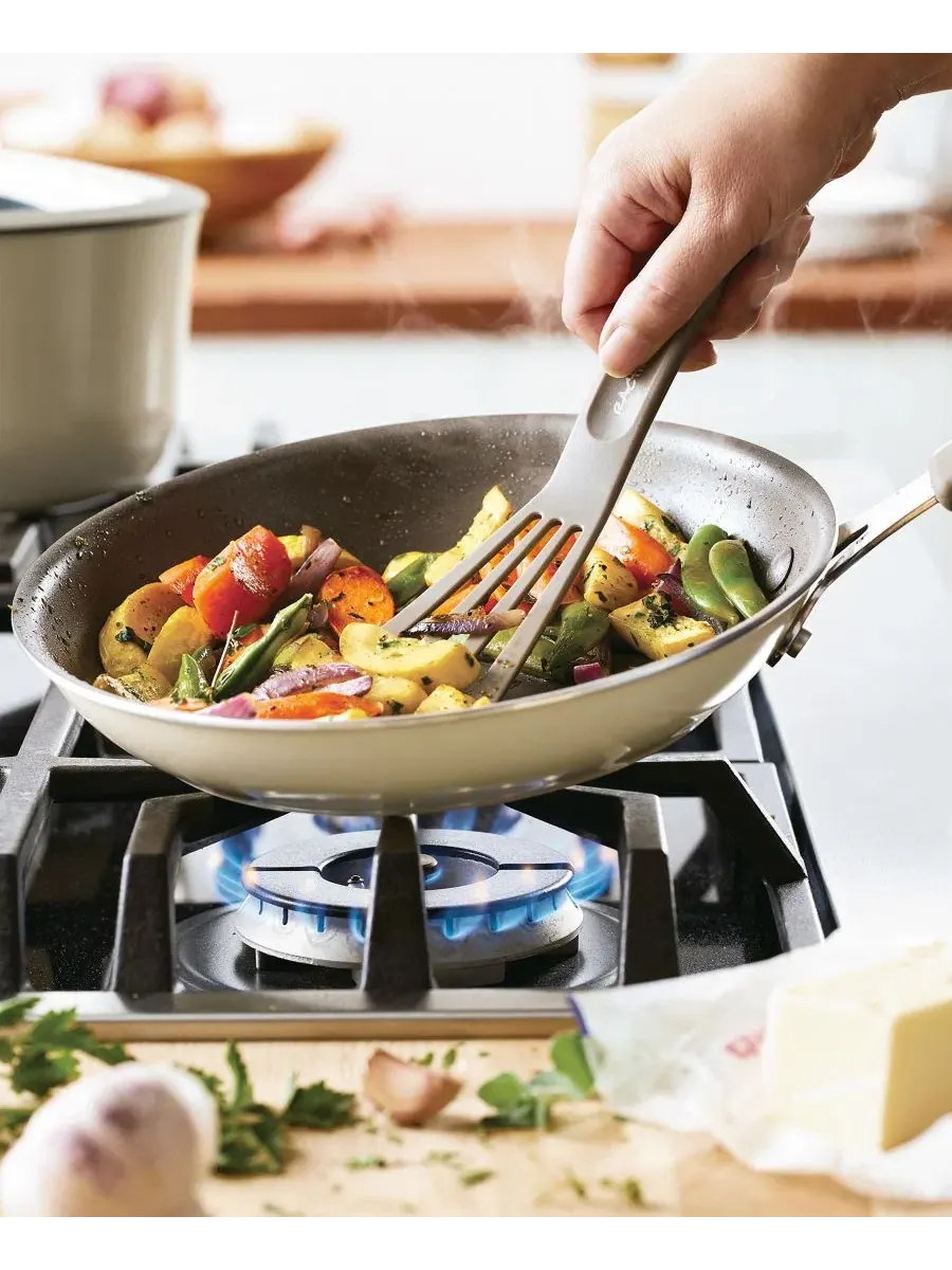 Сковорода Cook + Create из алюминия с антипригарным покрытием, 25 см Rachael Ray, миндальный — изображение 4 из 9