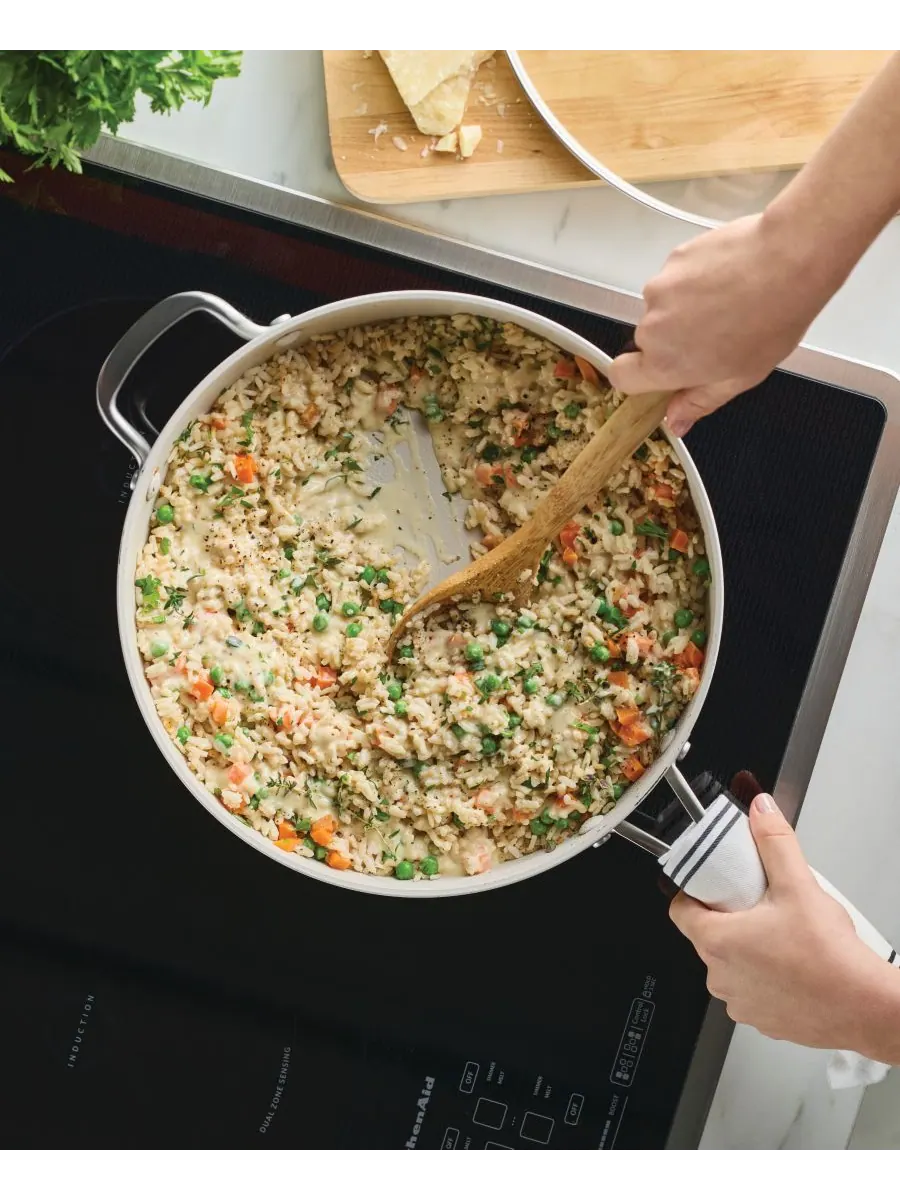 Сотейник с крышкой KitchenAid Hard Anodized Ceramic, 4.7 л/30 см — изображение 7 из 10, белый