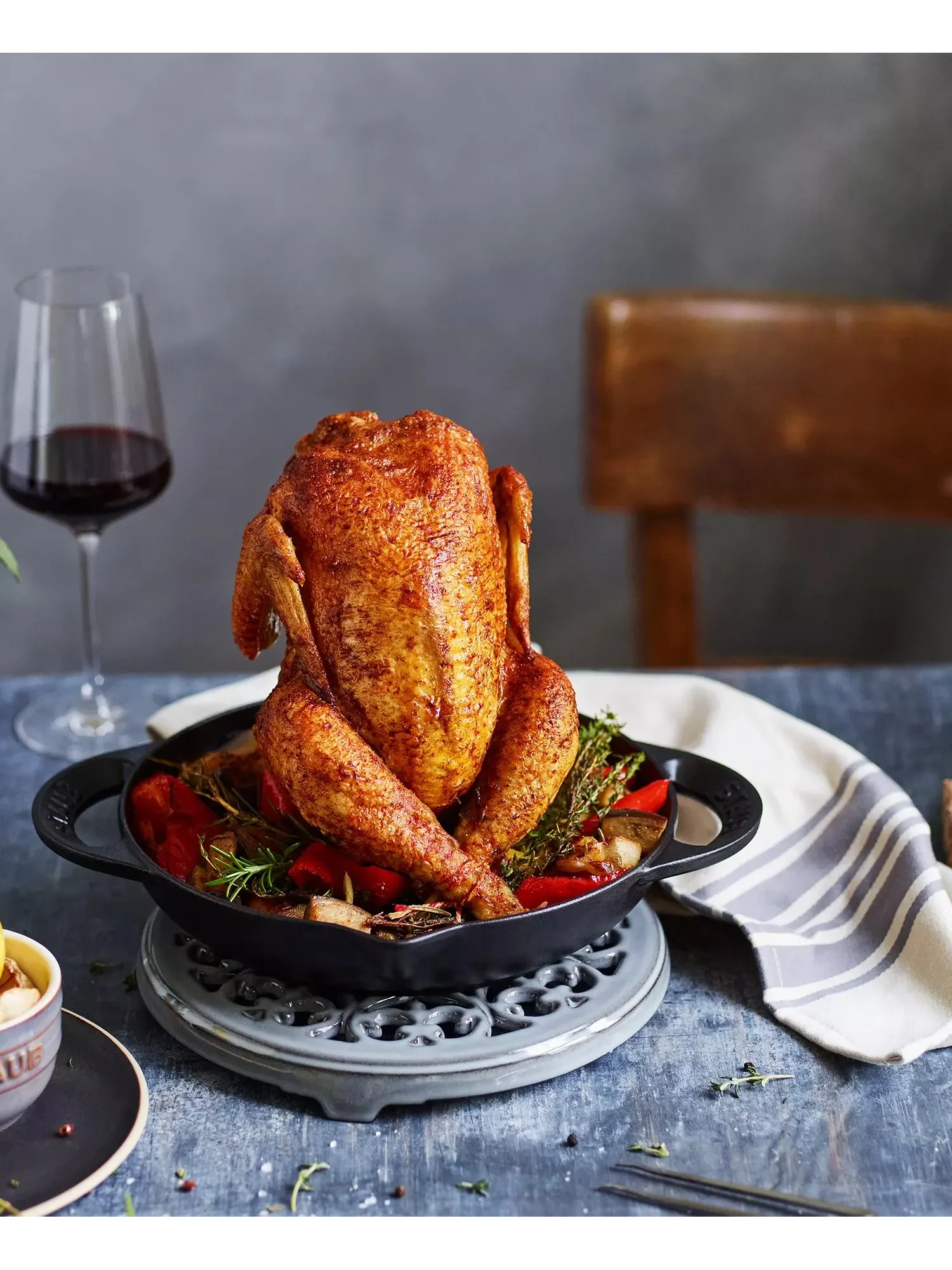 Чугунная ростер-жаровня для птицы Staub Vertical Chicken Roaster, 24 см — изображение 5 из 5, черный