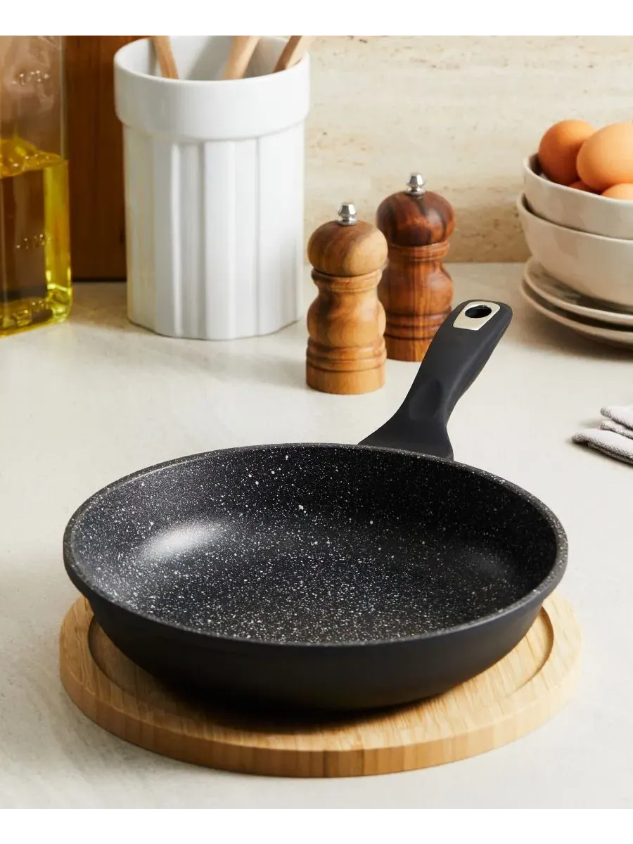 Гранитная сковорода из литого алюминия, 28 см Cuisine::Pro — изображение 4 из 5, черный