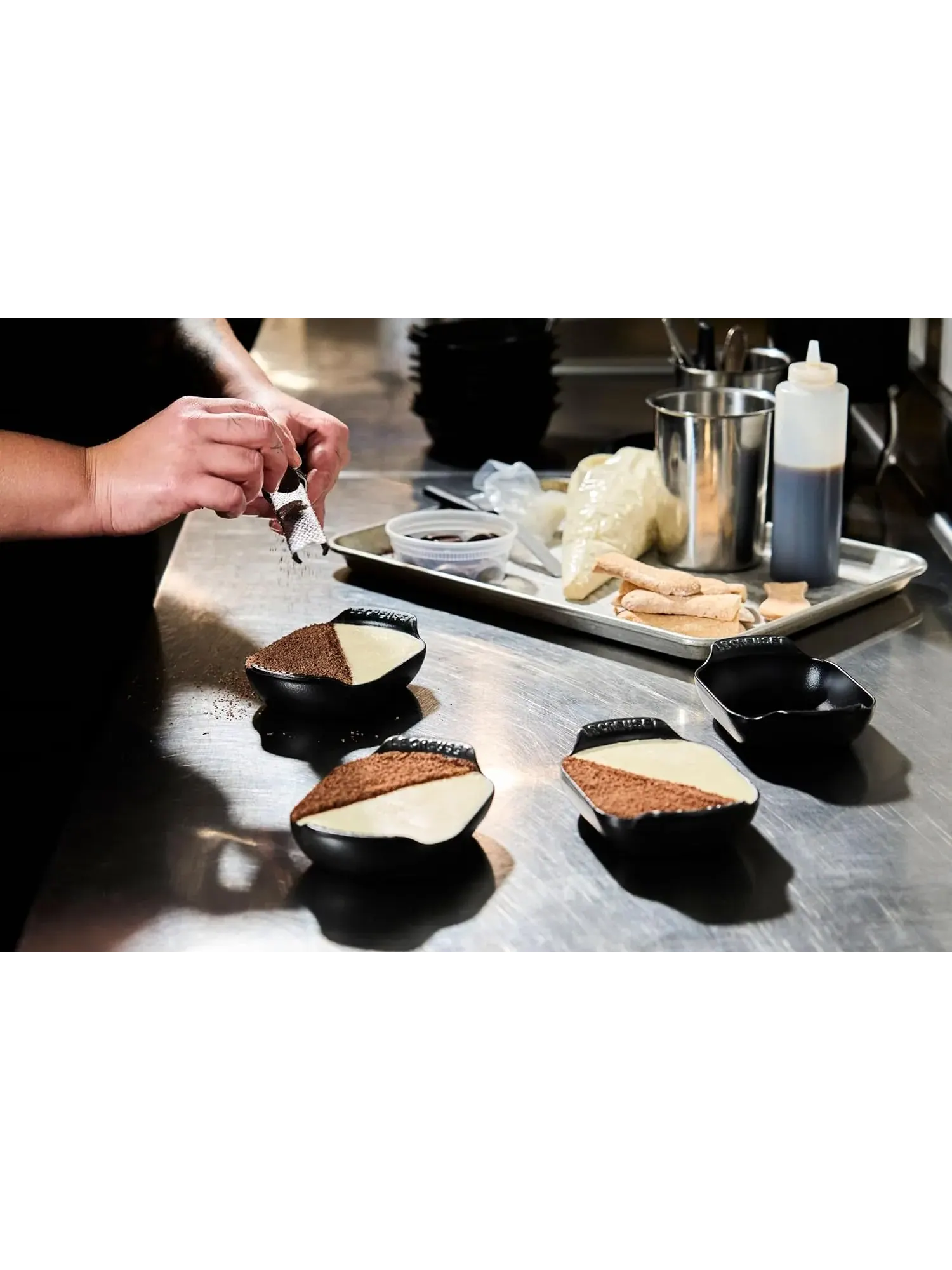 Набор плоских мини-кокотов прямоугольных Le Creuset без крышек, 4 предмета, 13 см, 0,3 л — изображение 5 из 7, черный