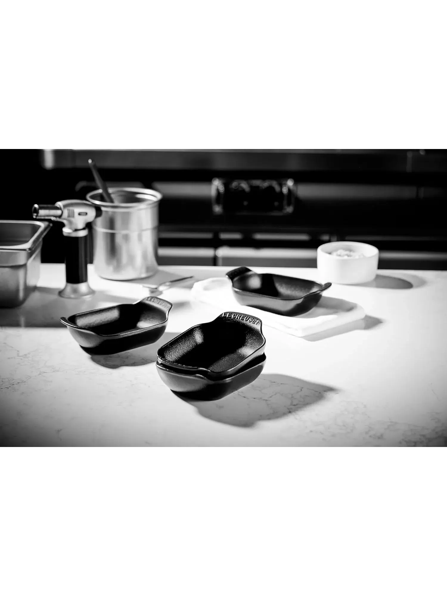 Набор плоских мини-кокотов прямоугольных Le Creuset без крышек, 4 предмета, 13 см, 0,3 л — изображение 6 из 7, черный