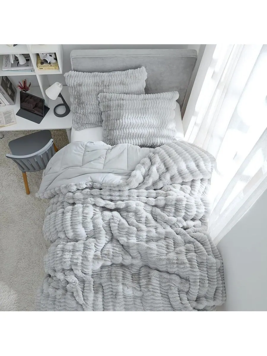Уютное большое одеяло Chunky Bunny Peak of Cozy Coma Inducer, Cozy gray, Twin XL — изображение 2 из 4, серый